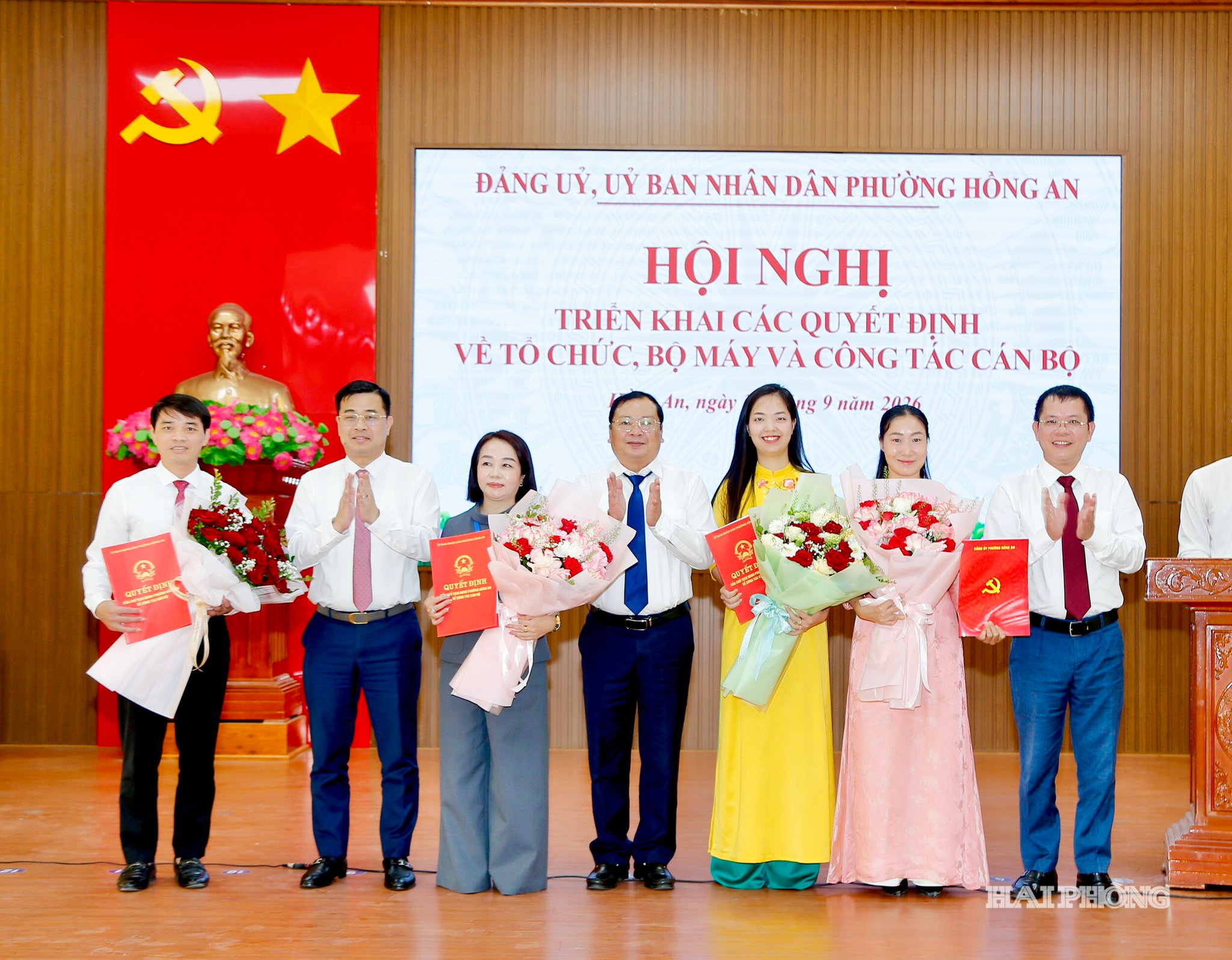Lãnh đạo phường Hồng An trao Quyết định kiện toàn công tác nhân sự của phường.