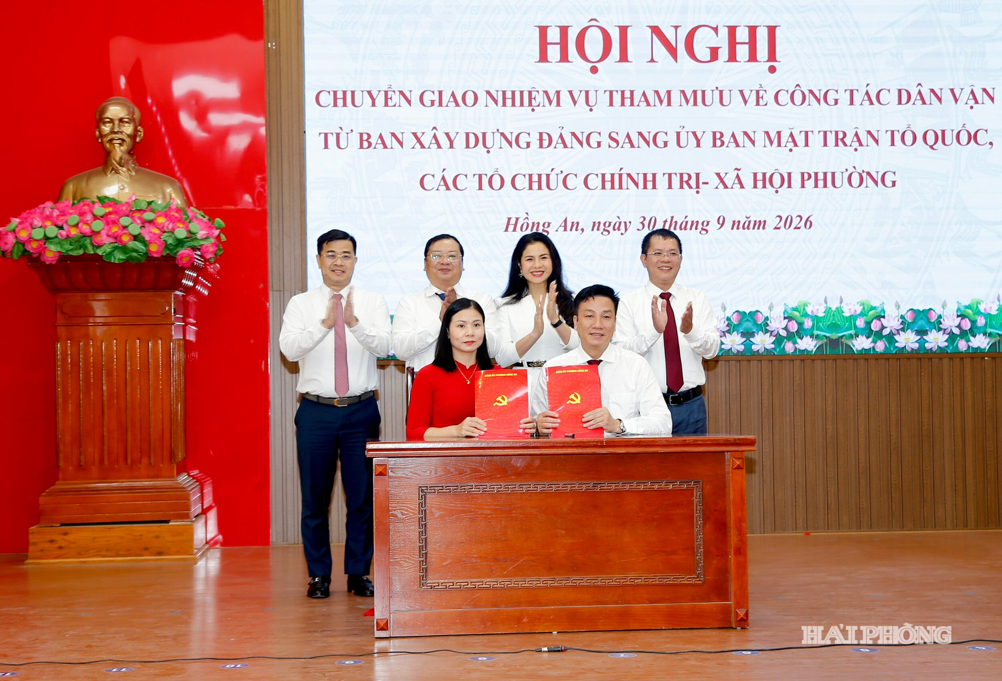 Lãnh đạo Ban Tuyên giáo Thành ủy, phường Hồng An chứng kiến lễ bàn giao chức năng công tác Dân Vận về cơ quan Mặt trận Tổ quốc Việt Nam phường.
