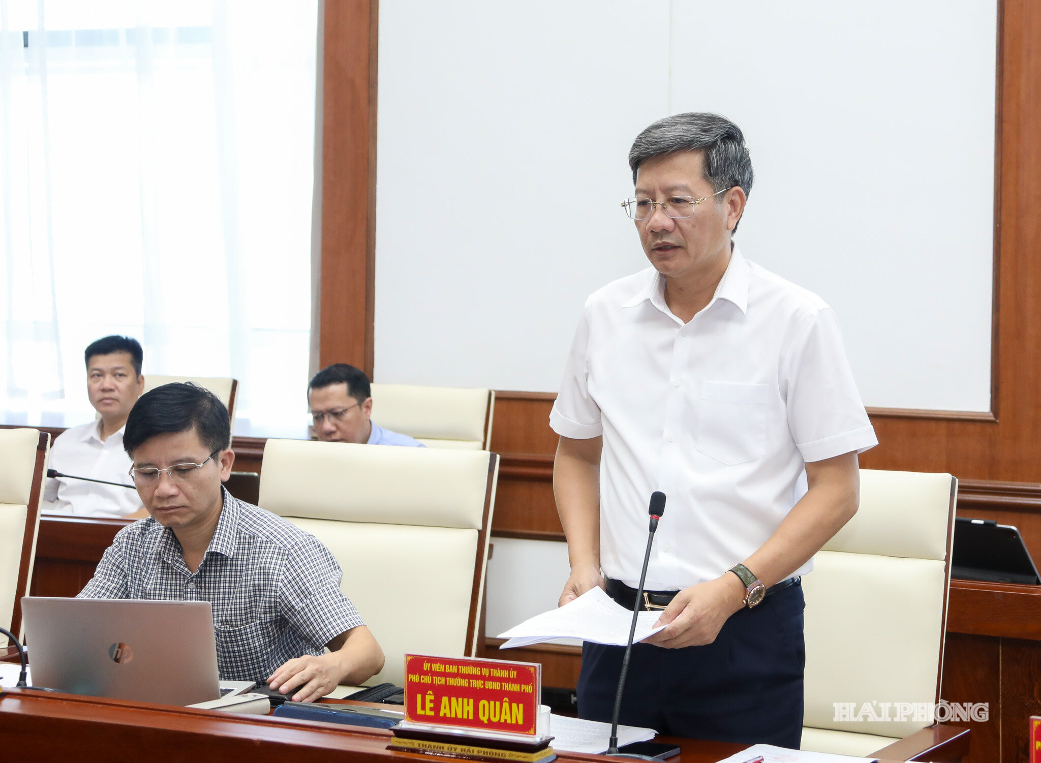 Đại diện Đảng ủy UBND thành phố trình bày báo cáo 