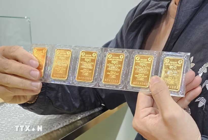 Giá vàng miếng SJC hiện đang giao dịch ở mức 140,5 triệu đồng/lượng ở chiều mua vào và 143,5 triệu đồng/lượng ở chiều bán ra. (Ảnh: TTXVN)