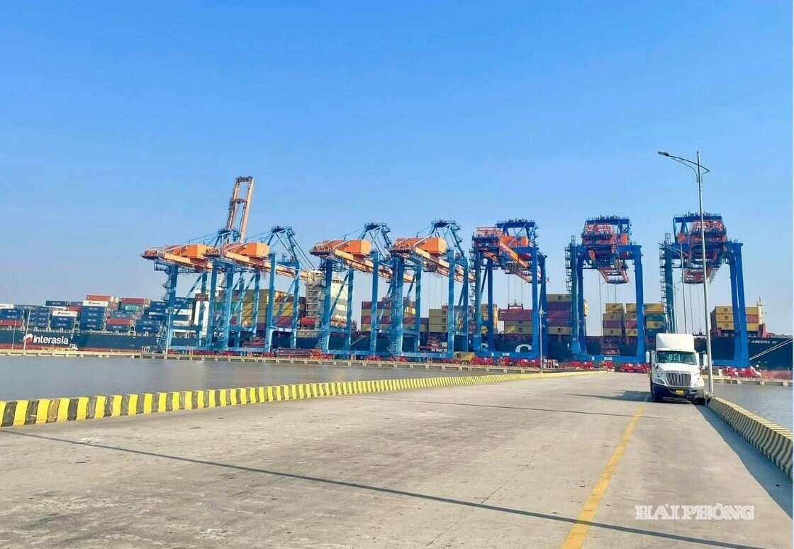 Cần đẩy mạnh mô hình kho bãi, xanh, thông minh tích hợp công nghệ số, sử dụng năng lượng tái tạo và kết hợp vận tải thủy nội địa, đường sắt nhằm giảm phát thải carbon.