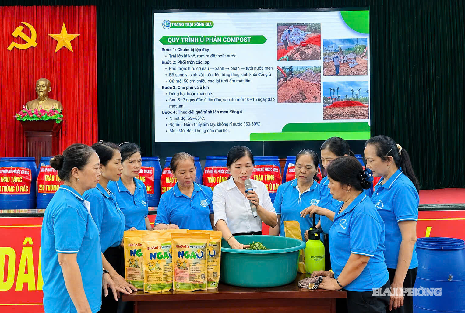 Hội Liên hiệp Phụ nữ phường Lê Đại Hành hướng dẫn kỹ thuật xử lý rác thải hữu cơ thành phân bón.