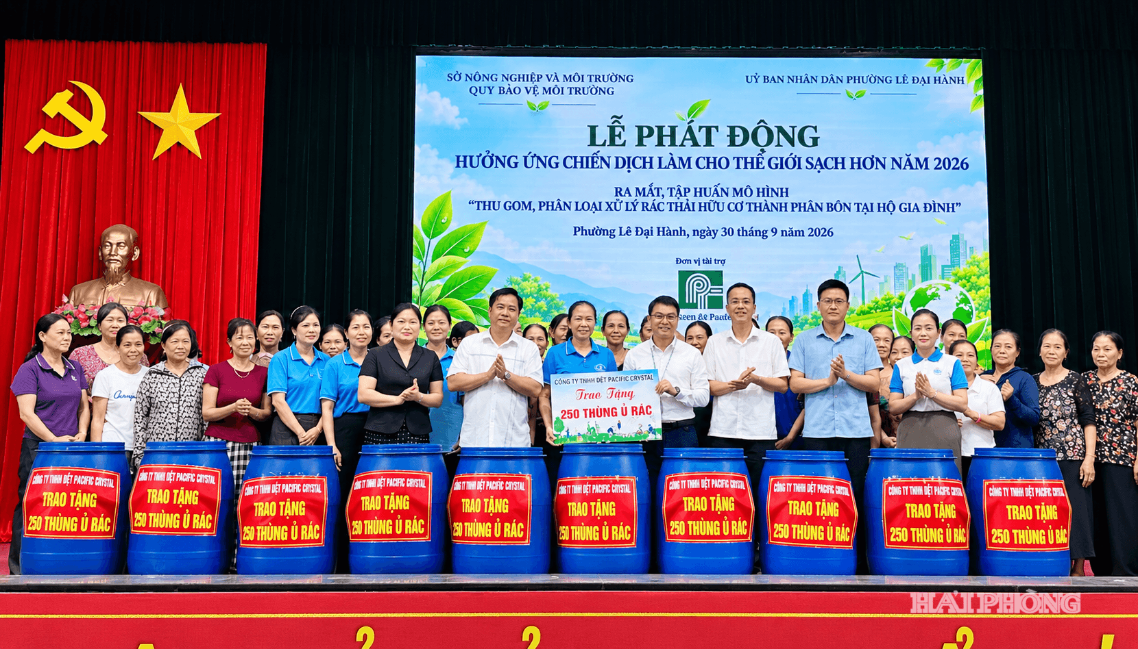 Phường Lê Đại Hành được trao tặng 250 thùng ủ rác để phục vụ thu gom, xử lý rác thải tại nguồn.
