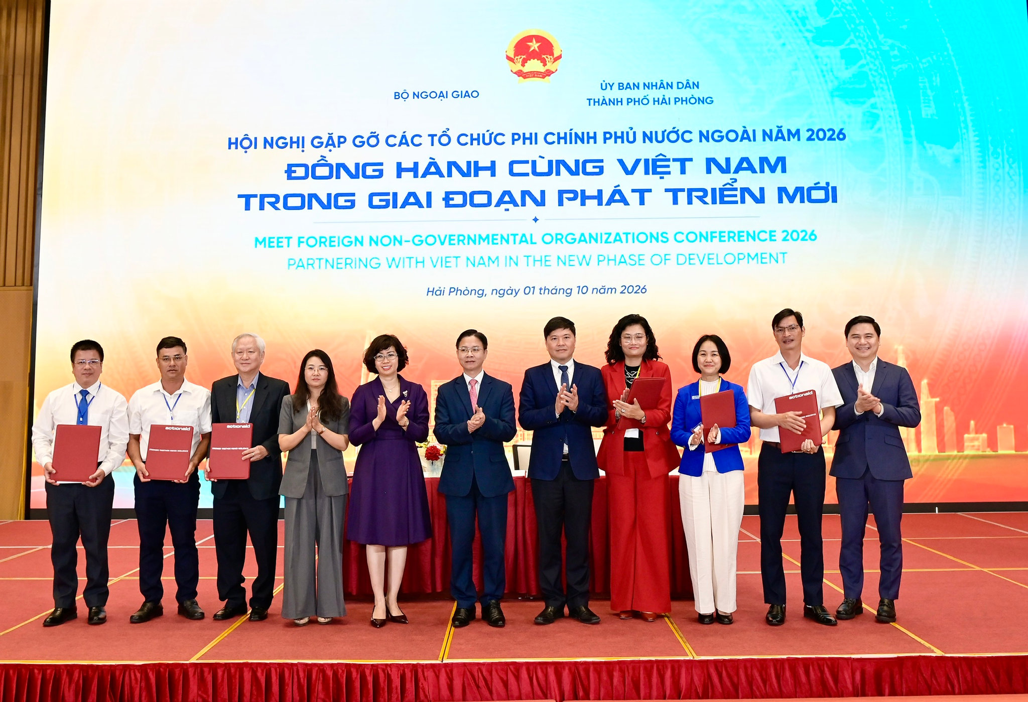 Ảnh trang 1 báo in: Lãnh đạo Bộ Ngoại giao, UBND thành phố Hải Phòng và các đại biểu chúc mừng Lễ ký kết thỏa thuận hợp tác giữa các đối tác Việt Nam và đại diện các tổ chức phi chính phủ nước ngoài tại hội nghị. Ảnh: HOÀNG PHƯỚC