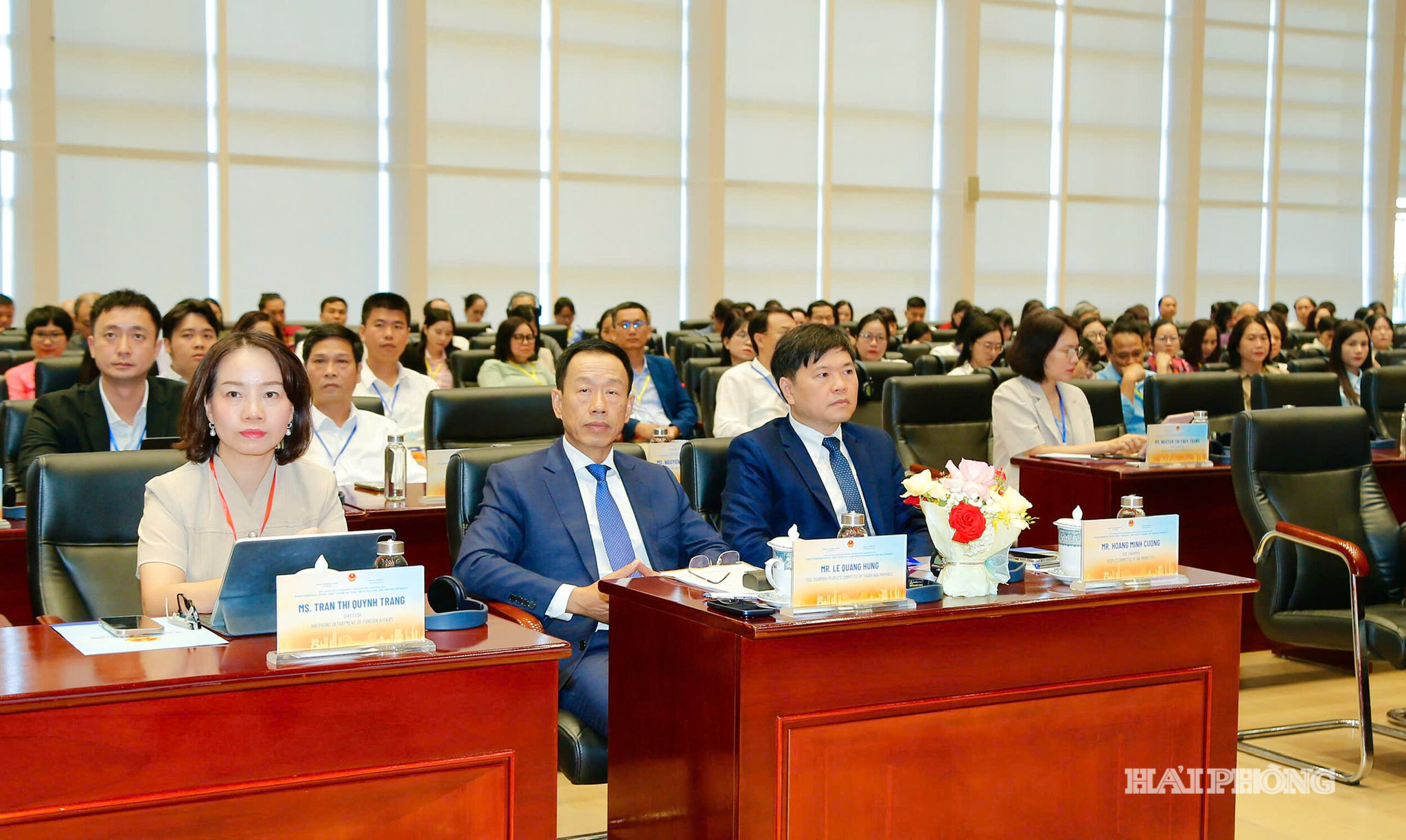Các đồng chí lãnh đạo cùng gần 300 đại biểu đến từ khoảng 100 tổ chức phi chính phủ nước ngoài đang hoạt động tại Việt Nam dự hội nghị.