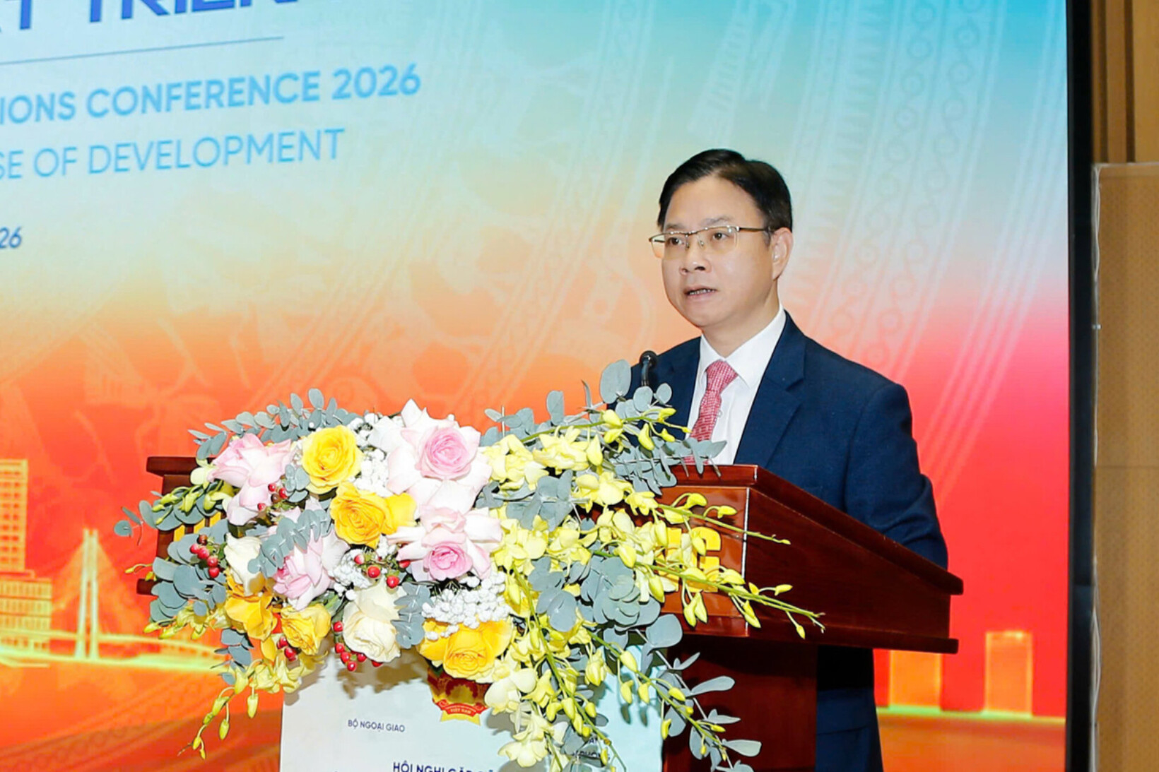 Thứ trưởng Bộ Ngoại giao Ngô Lê Văn phát biểu khai mạc Hội nghị gặp gỡ các tổ chức phi chính phủ nước ngoài năm 2026.