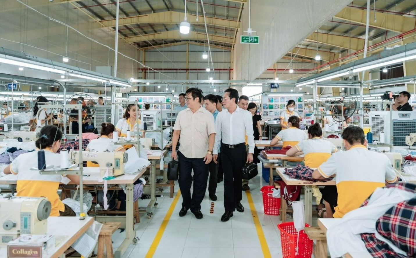 Các doanh nghiệp tại Hải Phòng đang tích cực đổi mới và xem việc xây dựng văn hóa doanh nghiệp là động lực cốt lõi cho sự phát triển bền vững. Trong ảnh: Lãnh đạo Hiệp hội Doanh nghiệp thành phố Hải Phòng thăm, làm việc tại doanh nghiệp hội viên.