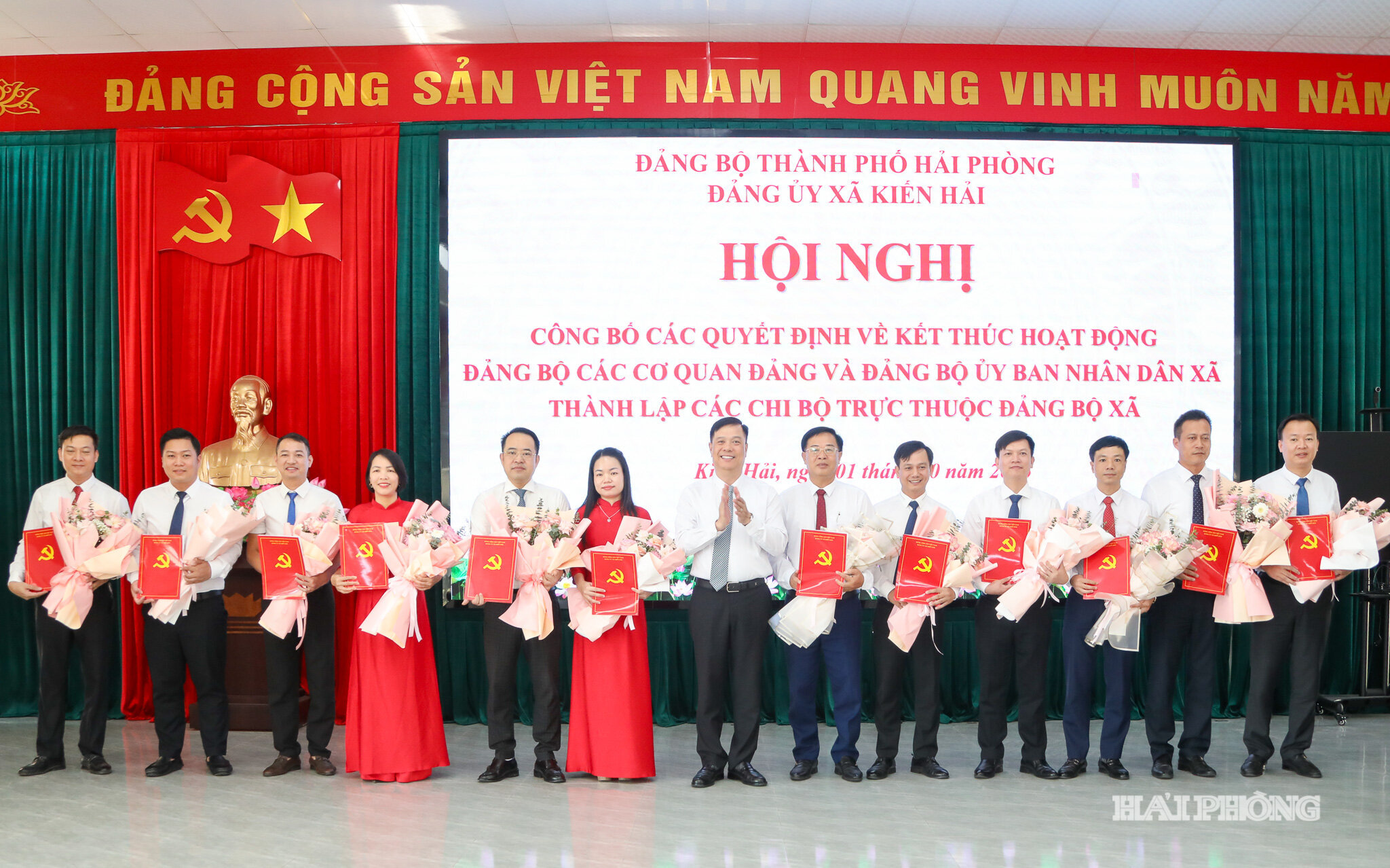 Lãnh đạo Đảng ủy xã trao quyết định, tặng hoa chúc mừng các tổ chức đảng mới được thành lập