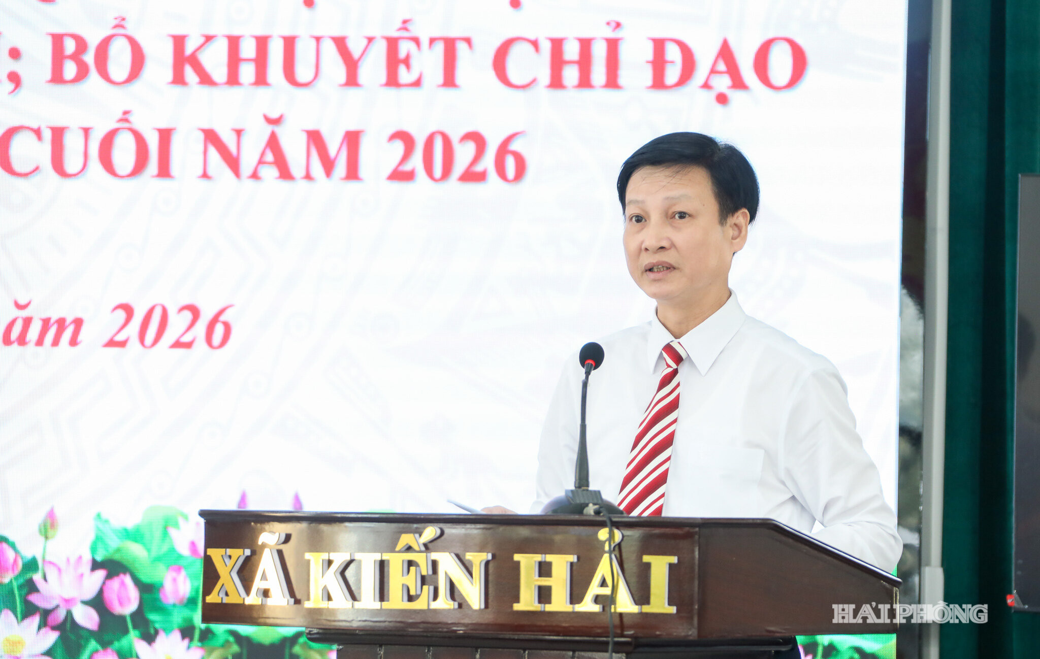 Đồng chí Lương Toàn Thắng, Phó Bí thư Thường trực Đảng ủy trình bày báo cáo tại hội nghị
