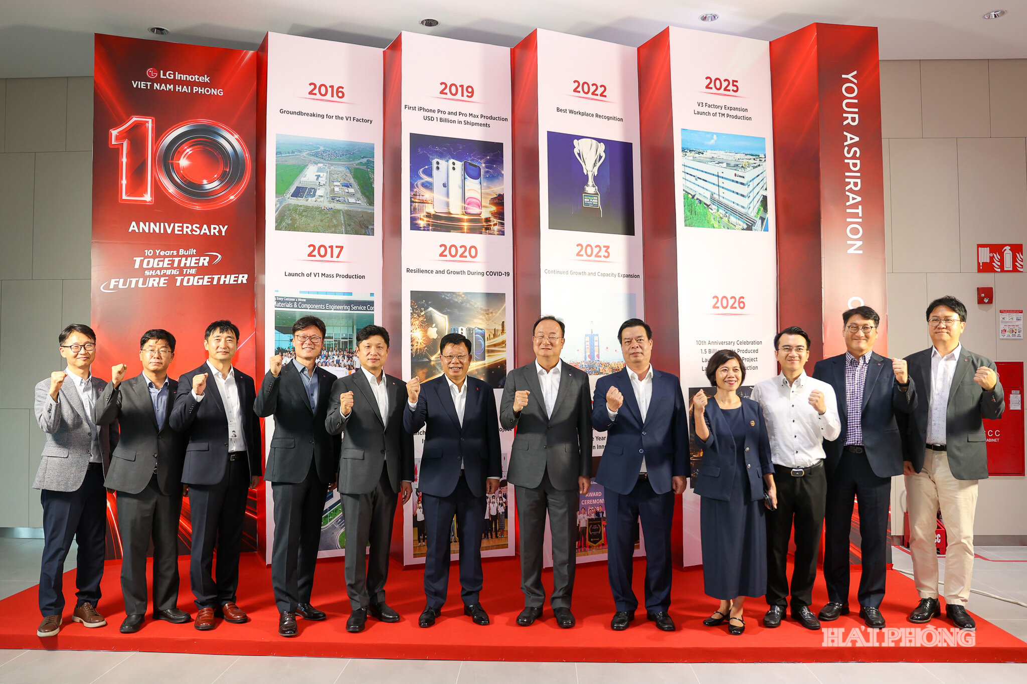 Các đại biểu chụp ảnh tại bức tường thời gian