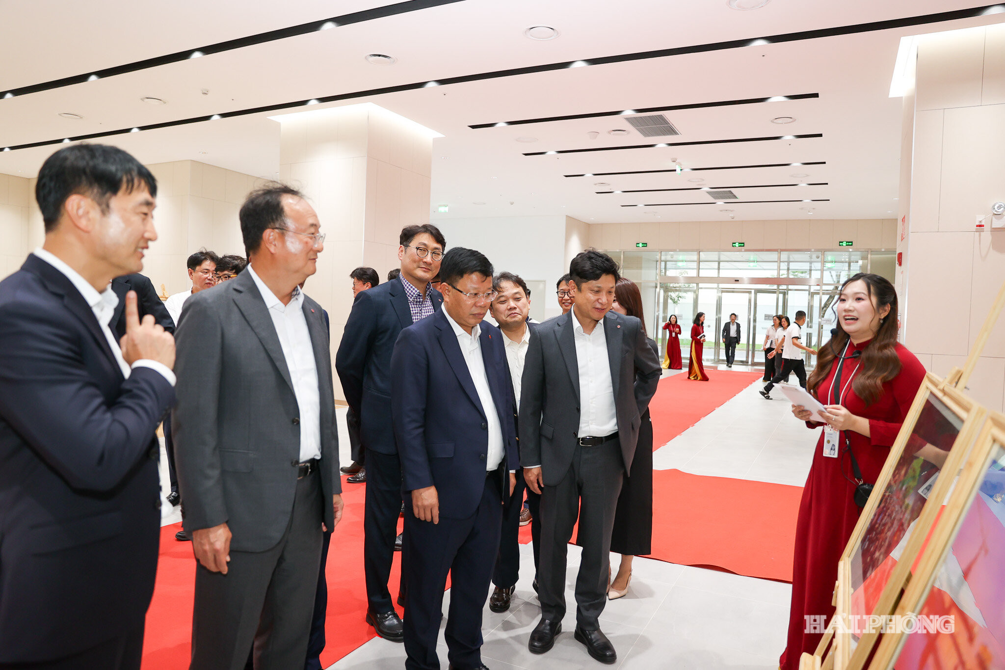 Đồng chí Lê Trung Kiên, Ủy viên Ban Thường vụ Thành ủy, Phó Chủ tịch UBND thành phố tham quan triển lãm ảnh tại công ty LF-Innotek Hải Phòng