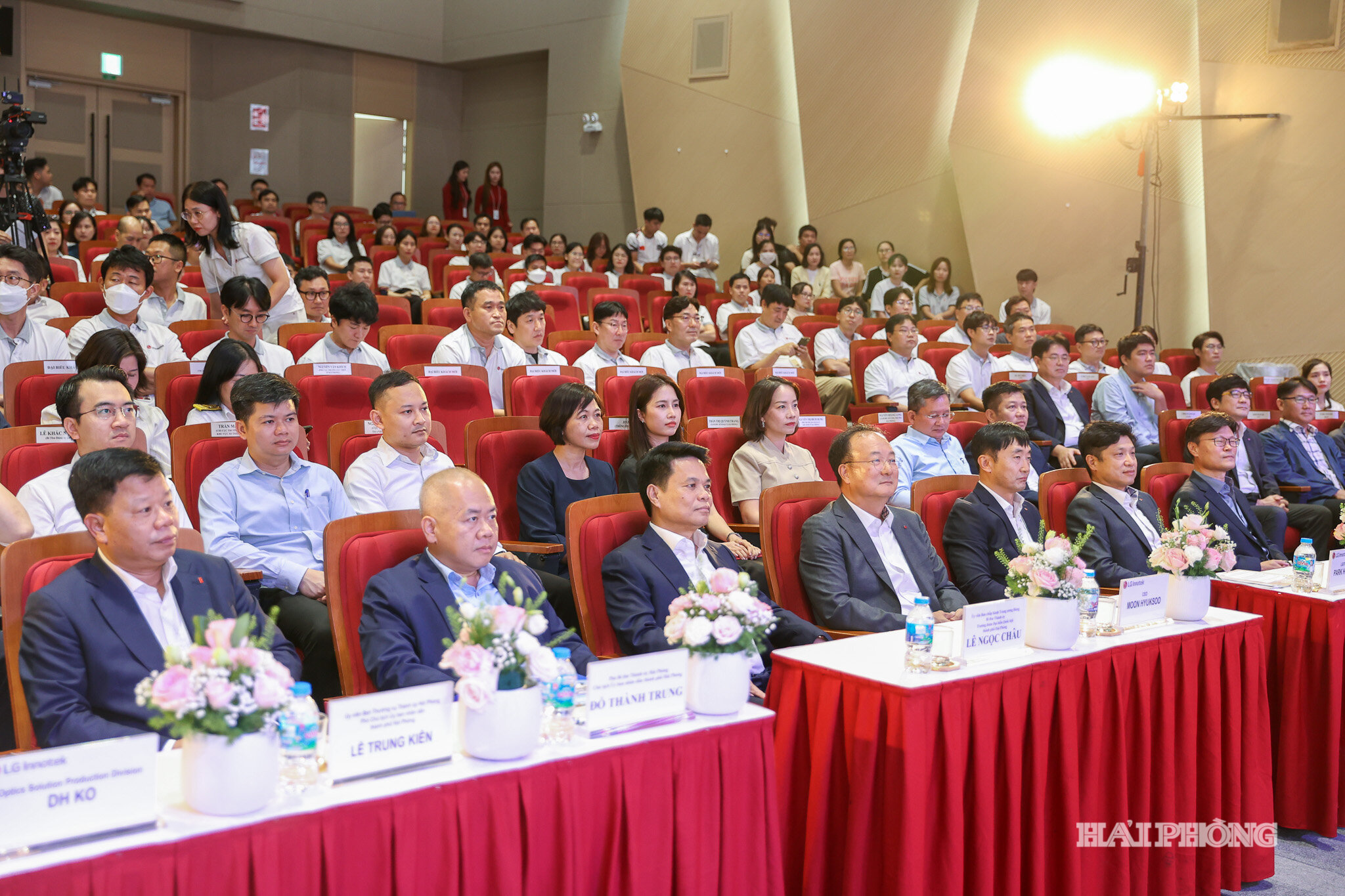 Các đồng chí: Lê Ngọc Châu, Ủy viên Trung ương Đảng, Bí thư Thành ủy, Trưởng đoàn Đại biểu Quốc hội Hải Phòng; Đỗ Thành Trung, Phó Bí thư Thành ủy, Chủ tịch UBND thành phố cùng các đồng chí lãnh đạo thành phố, Tập đoàn LG-Innotek dự lễ kỷ niệm