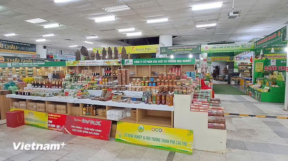 Các mặt hàng nông sản. (Ảnh: Hùng Võ/Vietnam+) vnp_hoi-cho.jpg