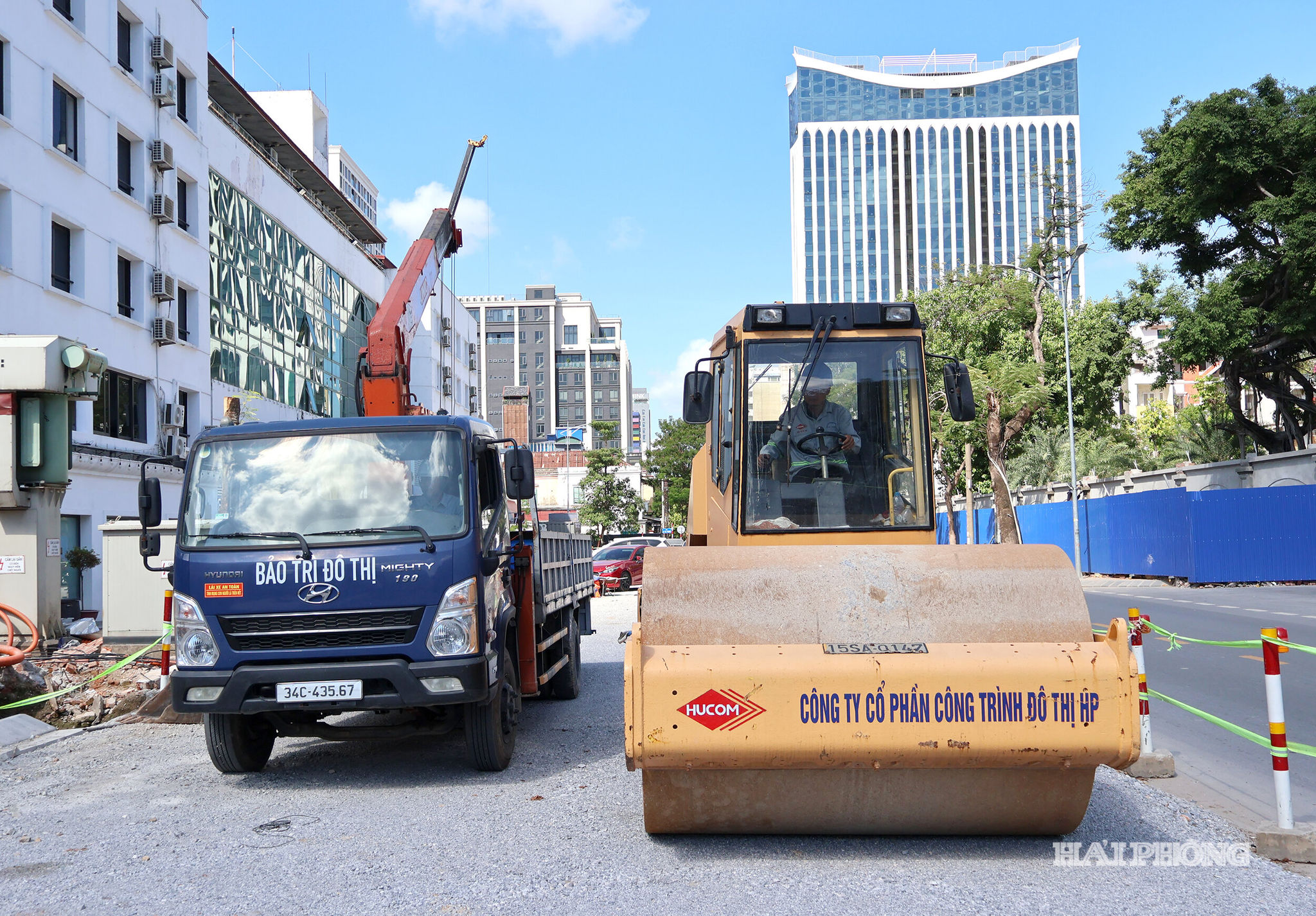 Tại những vị trí được bàn giao mặt bằng, nhà thầu khẩn trương tổ chức thi công nền đường, lát vỉa hè, trồng cây xanh.