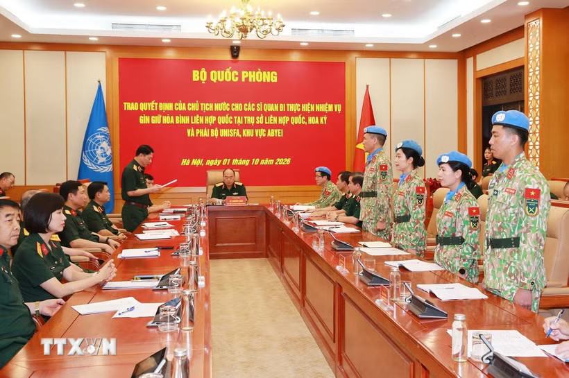 Các sỹ quan nghe công bố Quyết định của Chủ tịch nước. (Ảnh: Trọng Đức/TTXVN)