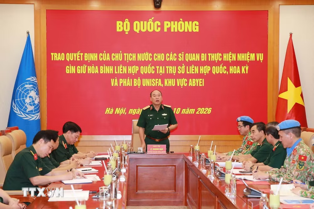 ttxvn_trao-quyet-dinh-cho-cac-si-quan-di-thuc-hien-nhiem-vu-gghb-lhq-4.jpg