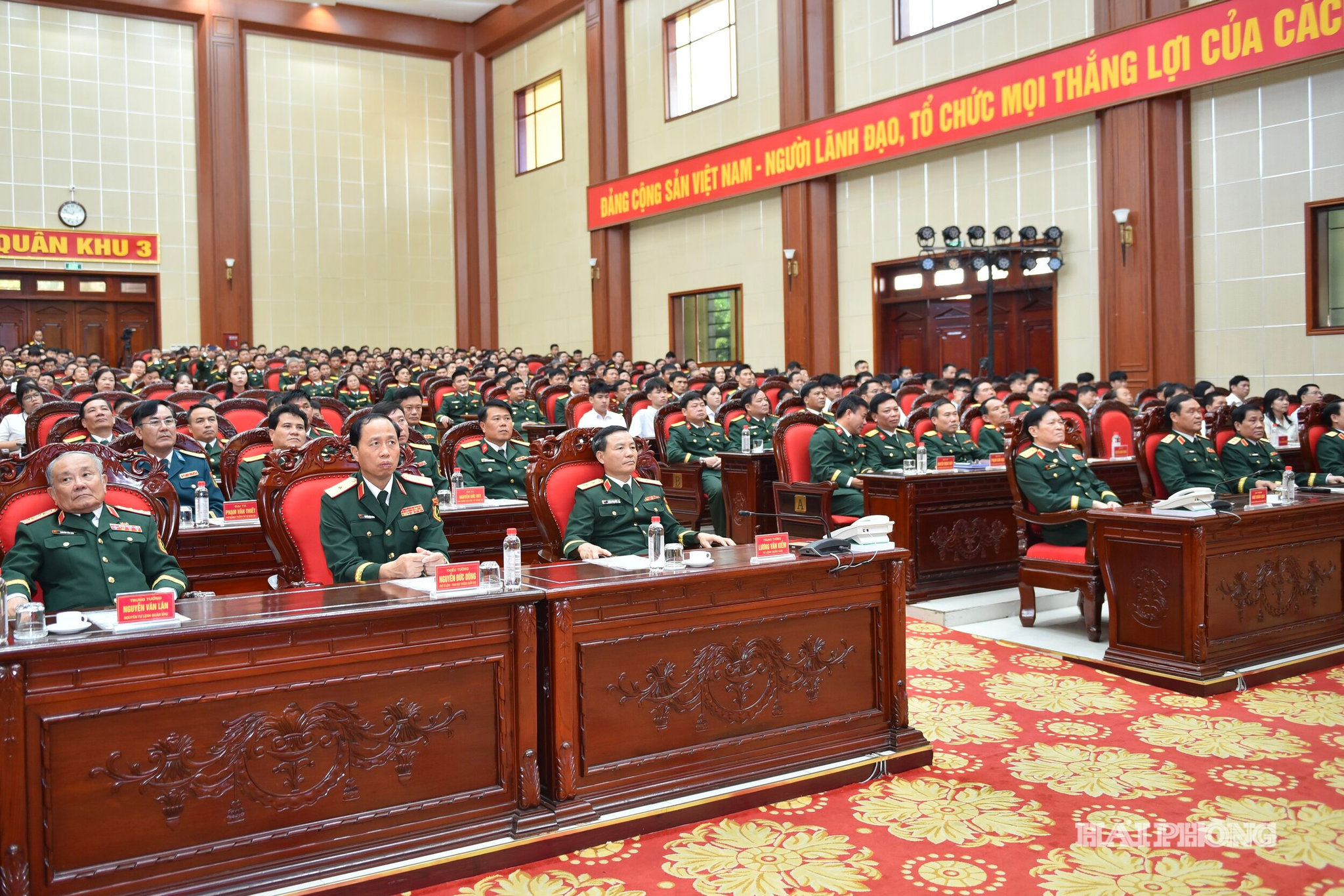Các đại biểu dự buổi lễ.