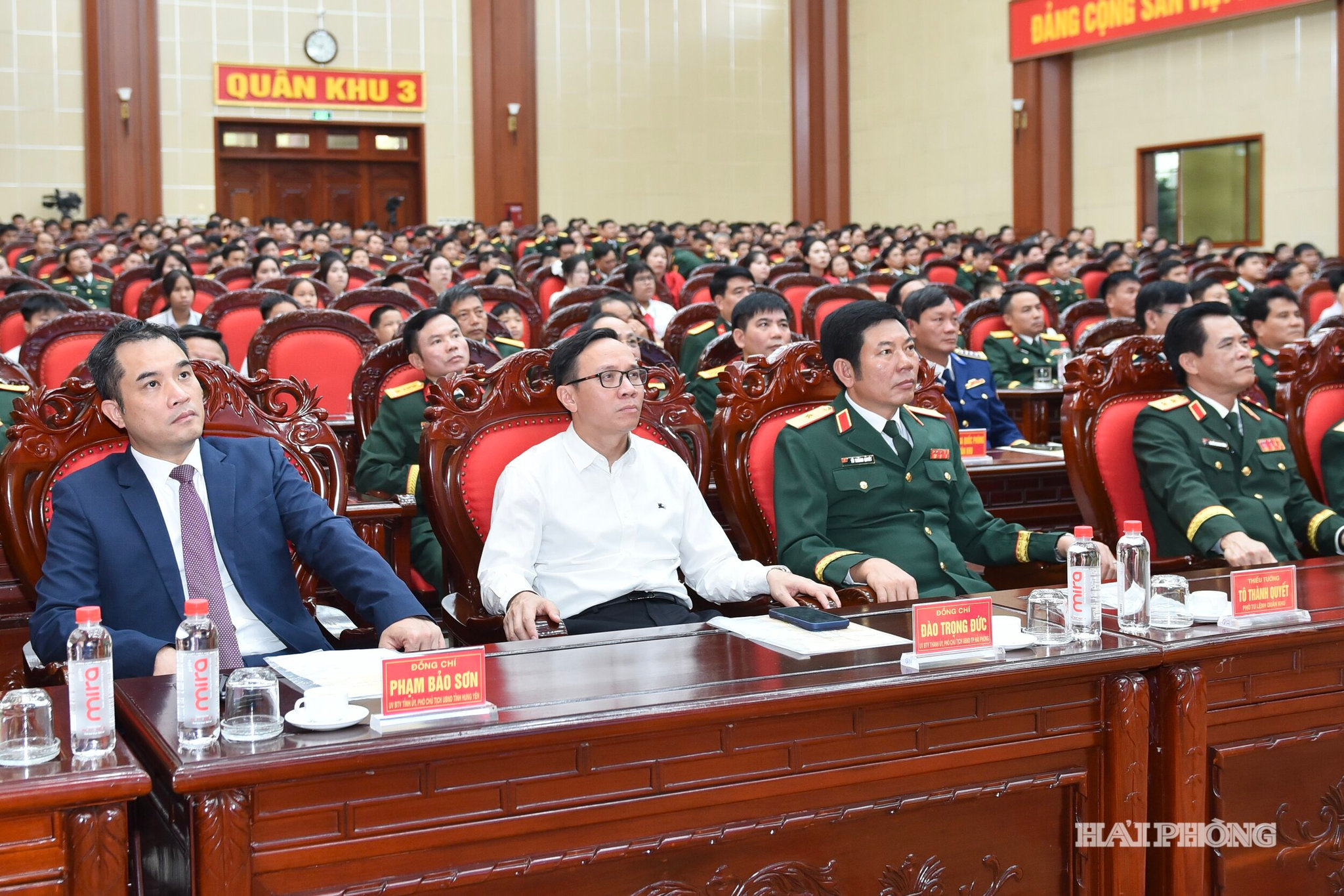 Các đại biểu dự buổi lễ.