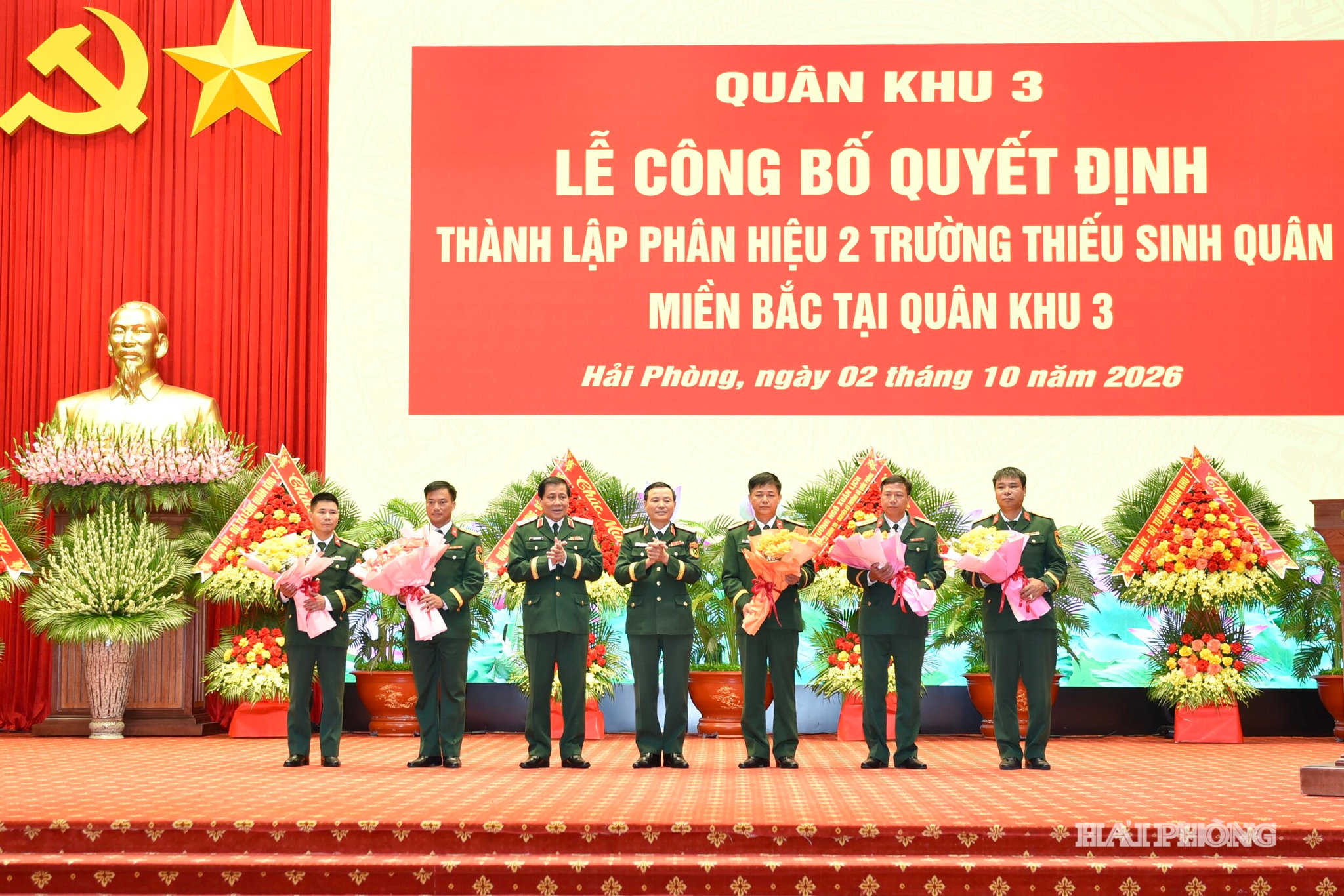 Lãnh đạo Quân khu 3 chúc mừng Ban Giám hiệu và các tổ chức đảng trực thuộc Trường Thiếu sinh quân miền Bắc (phân hiệu 2).