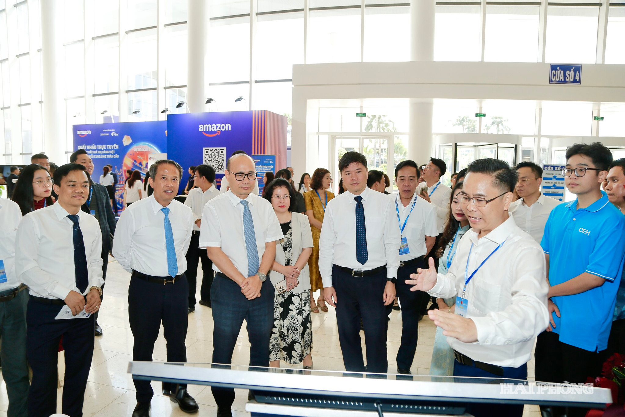 Các đại biểu tham quan các gian hàng trưng bày tại hội thảo.