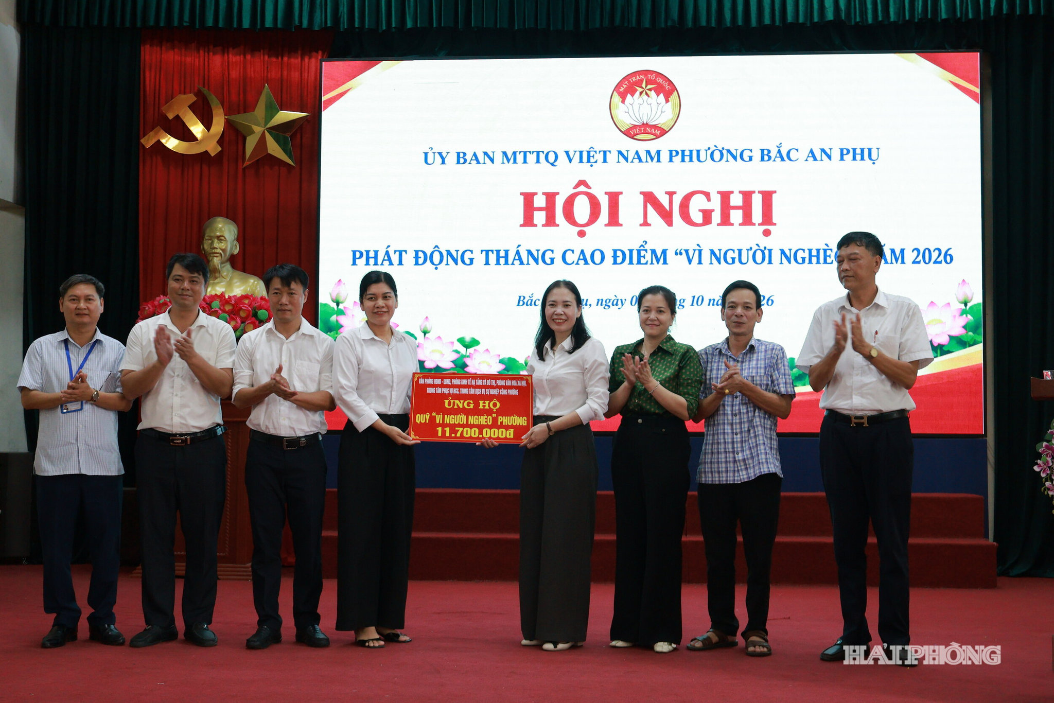 Đại diện Ủy ban Mặt trận Tổ quốc Việt Nam phường Bắc An Phụ tiếp nhận ủng hộ của các cơ quan, đơn vị, tổ chức, cá nhân hưởng ứng Tháng cao điểm “Vì người nghèo” năm 2026.