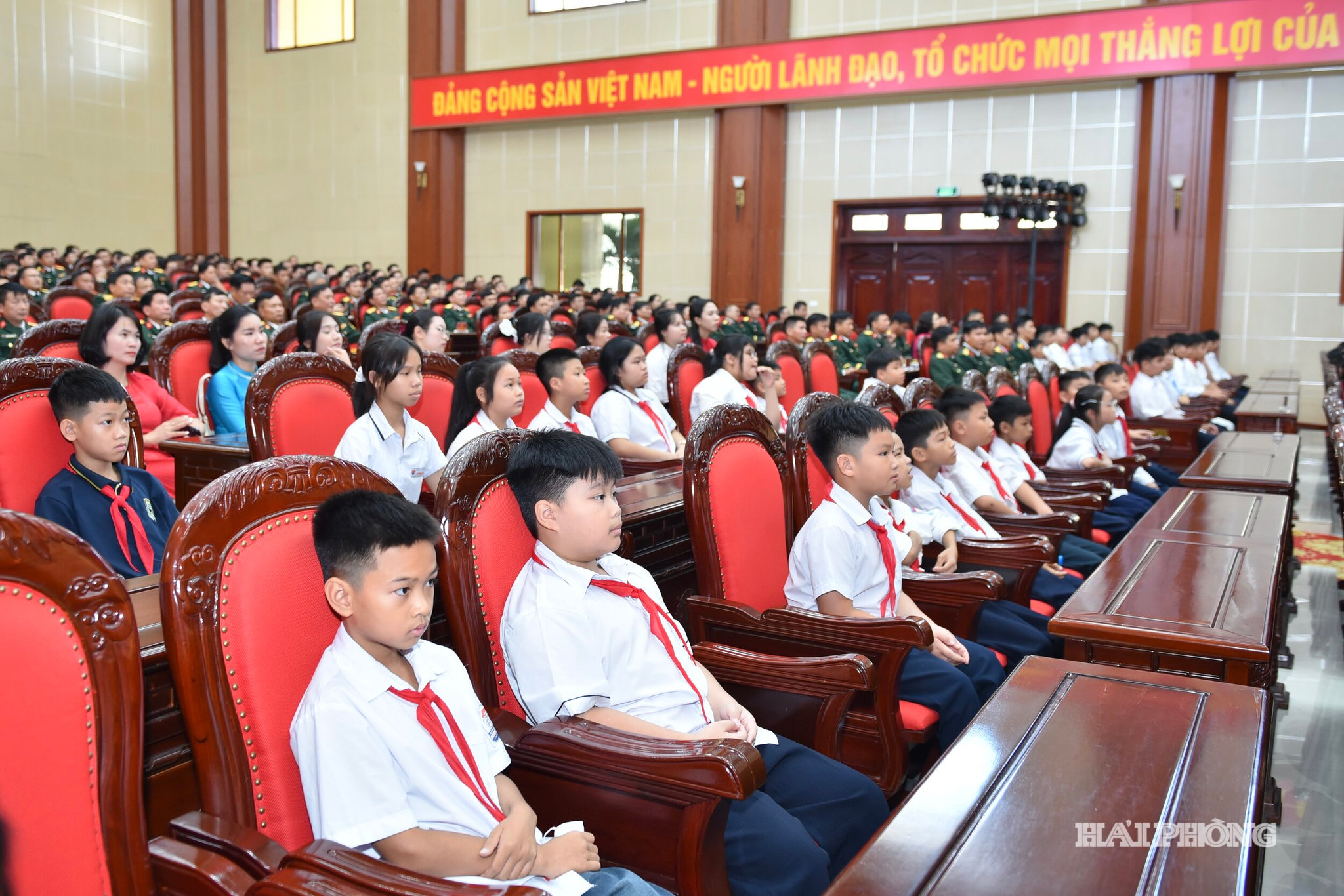 Các em học sinh lớp 6 Trường Thiếu sinh quân miền Bắc (phân hiệu 2) dự buổi lễ.