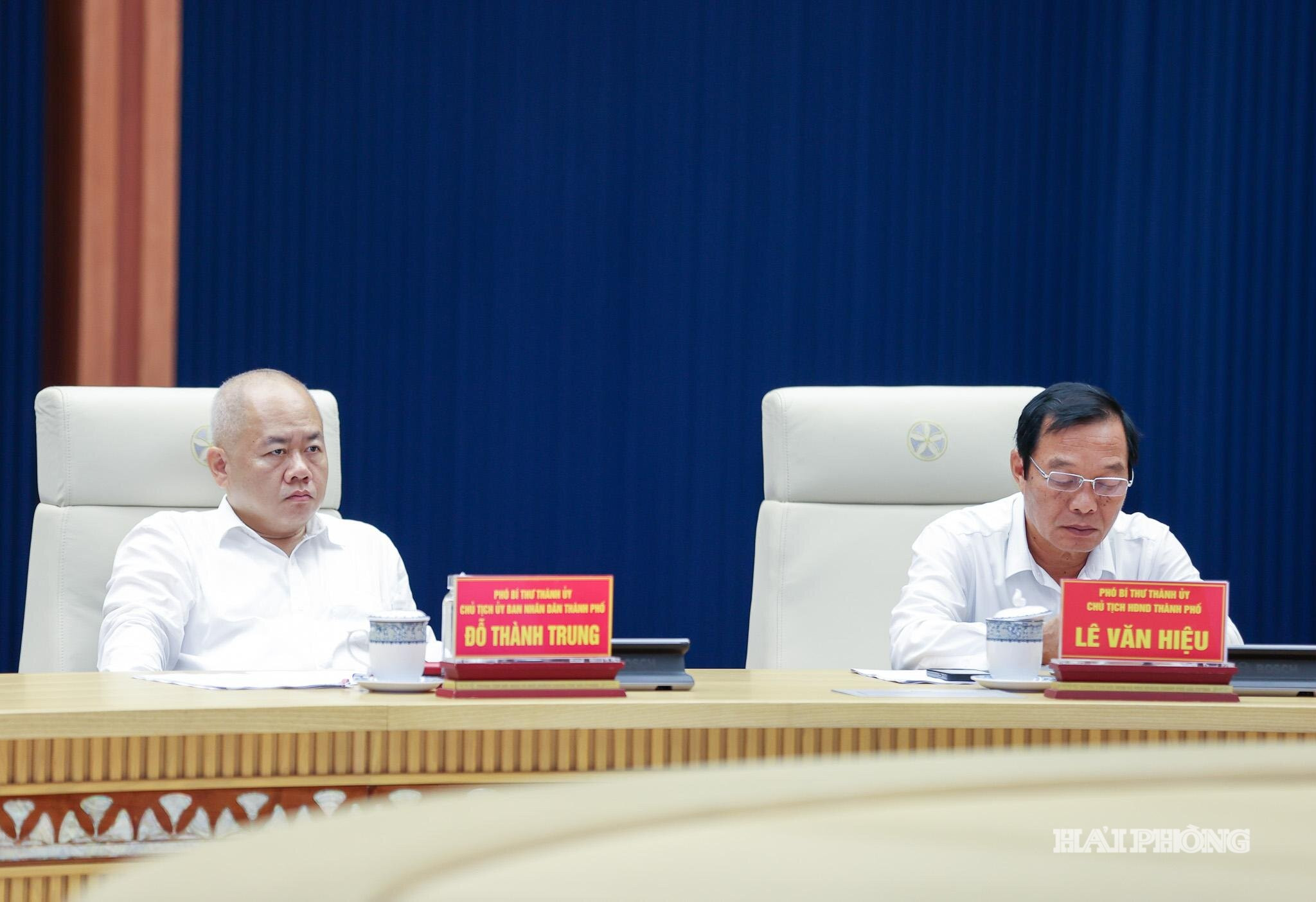 Các đồng chí: Đỗ Thành Trung, Phó Bí thư Thành uỷ, Chủ tịch UBND thành phố; Lê Văn Hiệu, Phó Bí thư Thành uỷ, Chủ tịch HĐND thành phố dự hội nghị.