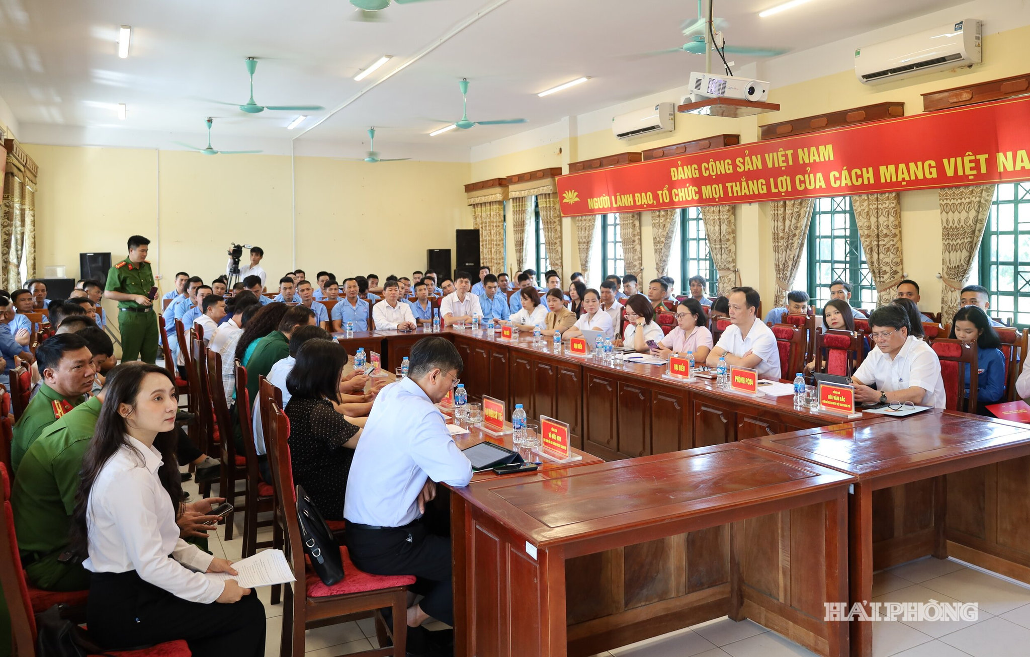 hoi-nghi.jpg