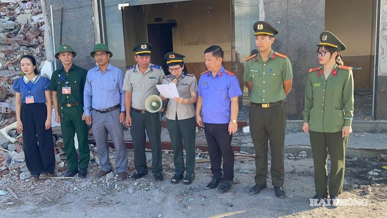 Chấp hành viên Phòng Thi hành án Dân sự khu vực 6 thành phố Hải Phòng đọc quyết định cưỡng chế.