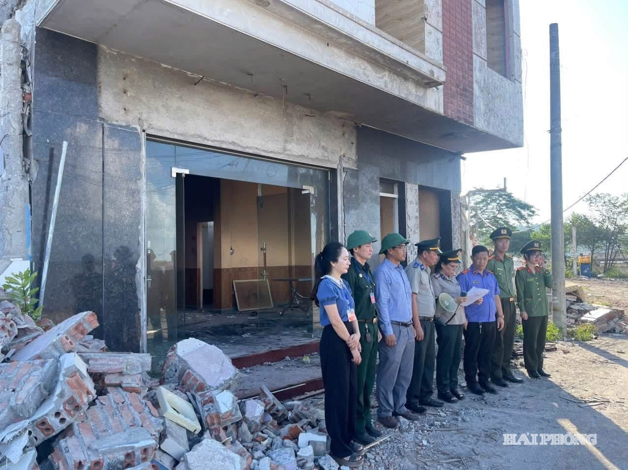 Việc cưỡng chế phá dỡ có sự chứng kiến của đại diện Viện Kiểm sát khu vực 6 thành phố Hải Phòng và chính quyền địa phương.
