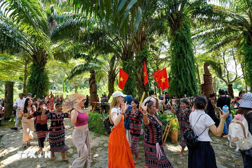ttxvn_quang-ba-sac-mau-van-hoa-viet-nam-toi-ban-be-quoc-te-3.jpg