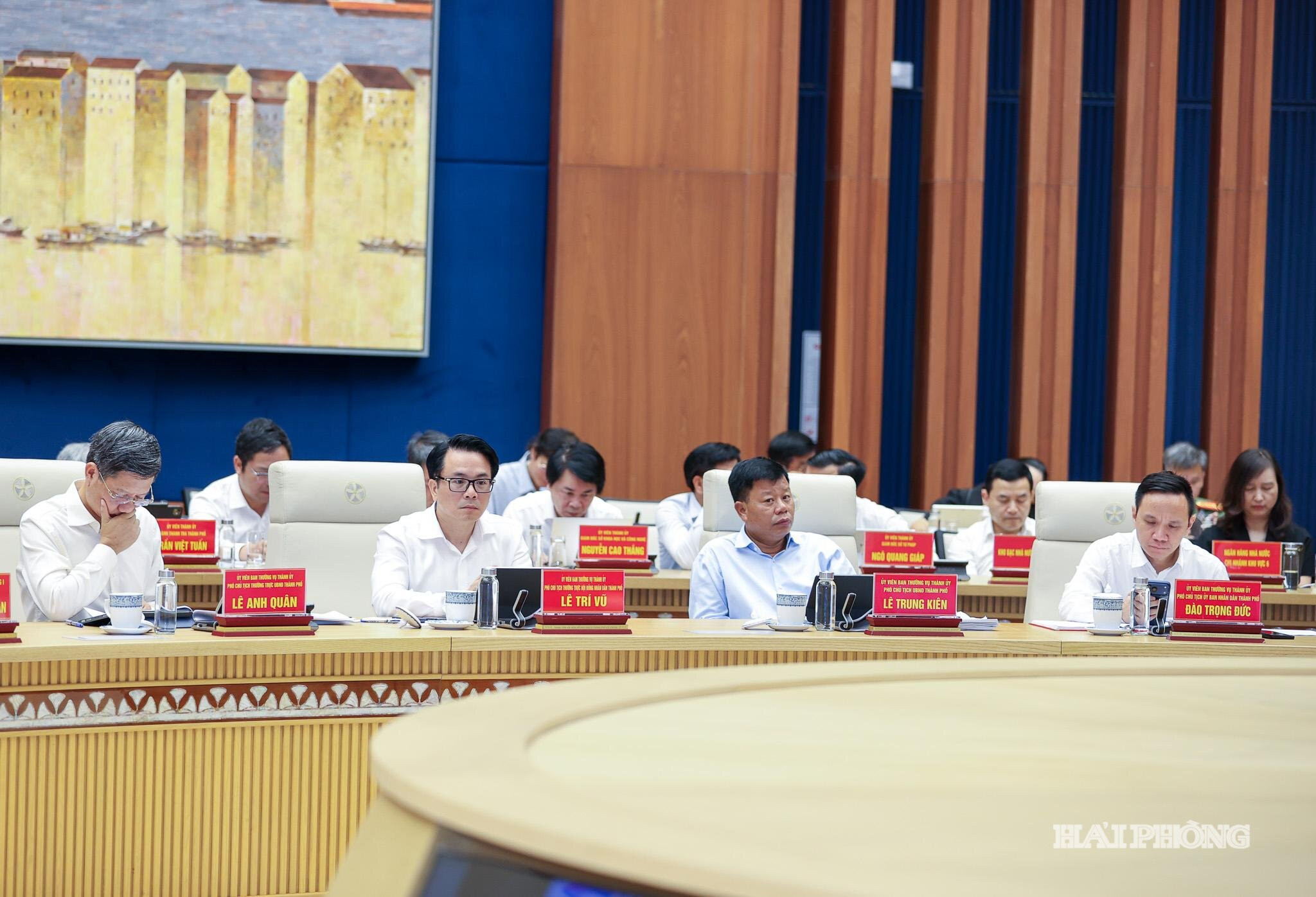 các đồng chí lãnh đạo thành phố dự hội nghị.