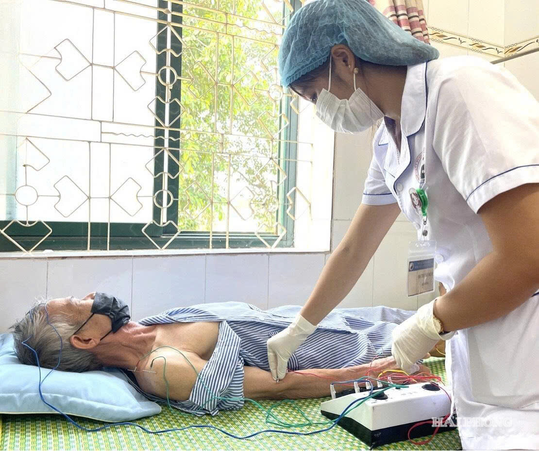 Bác sĩ Bệnh viện Y học cổ truyền Hải Phòng điều trị cho người bệnh.