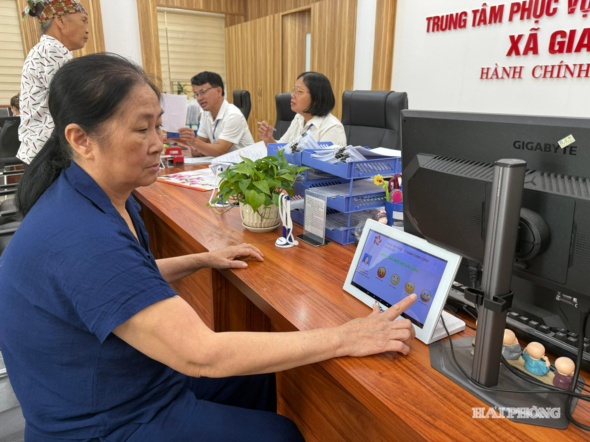 Người dân đánh giá mức độ hài lòng về giải quyết thủ tục hành chính tại Trung tâm Phục vụ hành chính công xã Gia Lộc.