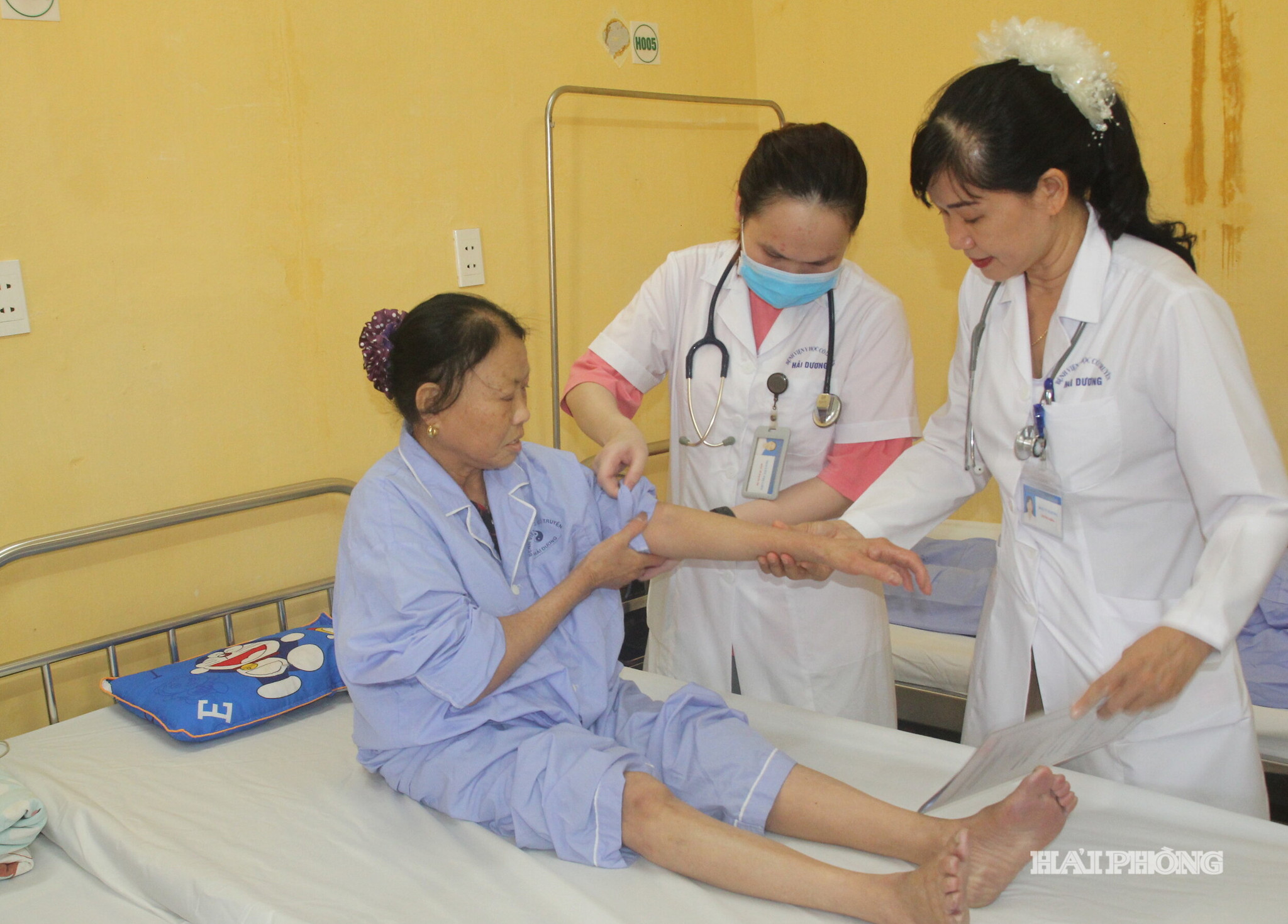 Các y, bác sĩ Bệnh viện Y học cổ truyền Hải Dương thăm khám cho người bệnh.