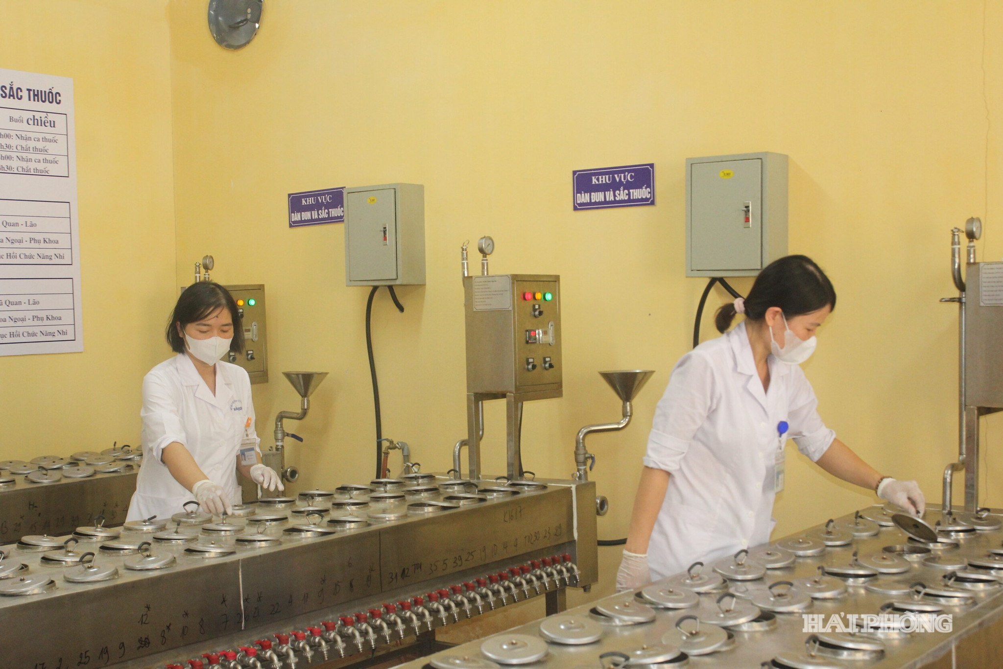 Nhân viên y tế sắc thuốc cho người bệnh.