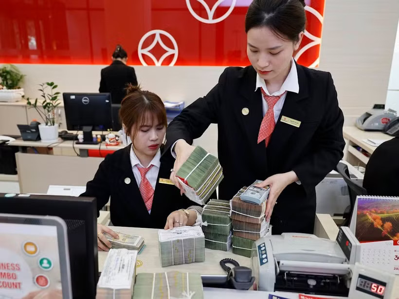 Lãi suất huy động chịu áp lực tăng. (Ảnh: Vietnam+)