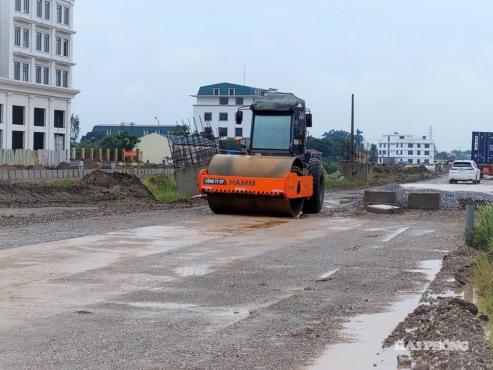 Một khu vực mặt bằng dự án đường Vành đai 2 đã bàn giao cho chủ đầu tư đang thực hiện các hạng mục công trình của dự án