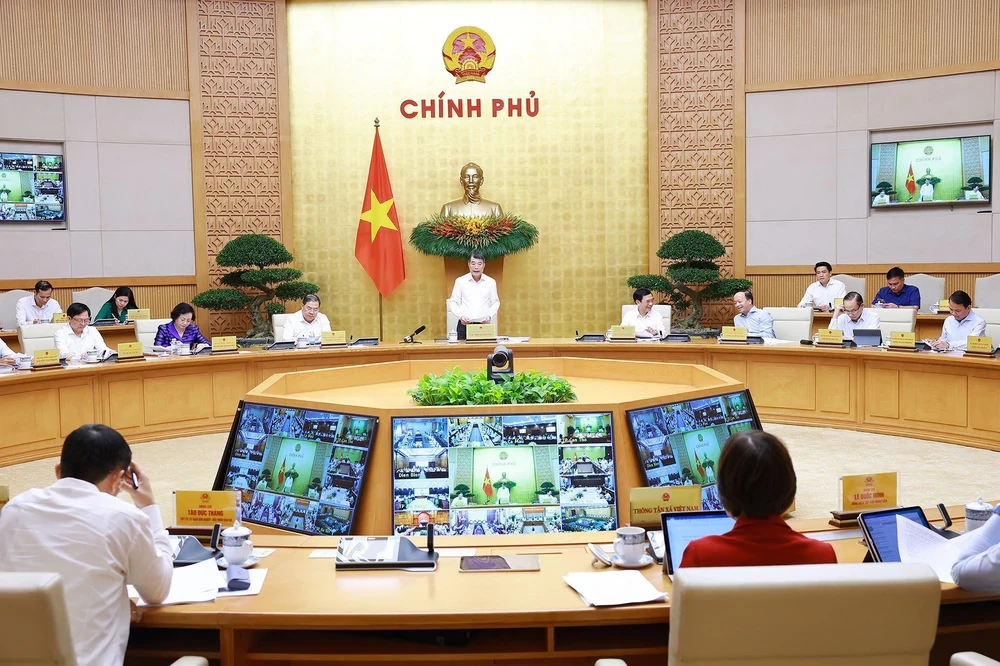 Ảnh trang 7 báo in: Quang cảnh Phiên họp Chính phủ thường kỳ tháng 9 và Hội nghị trực tuyến Chính phủ với địa phương.