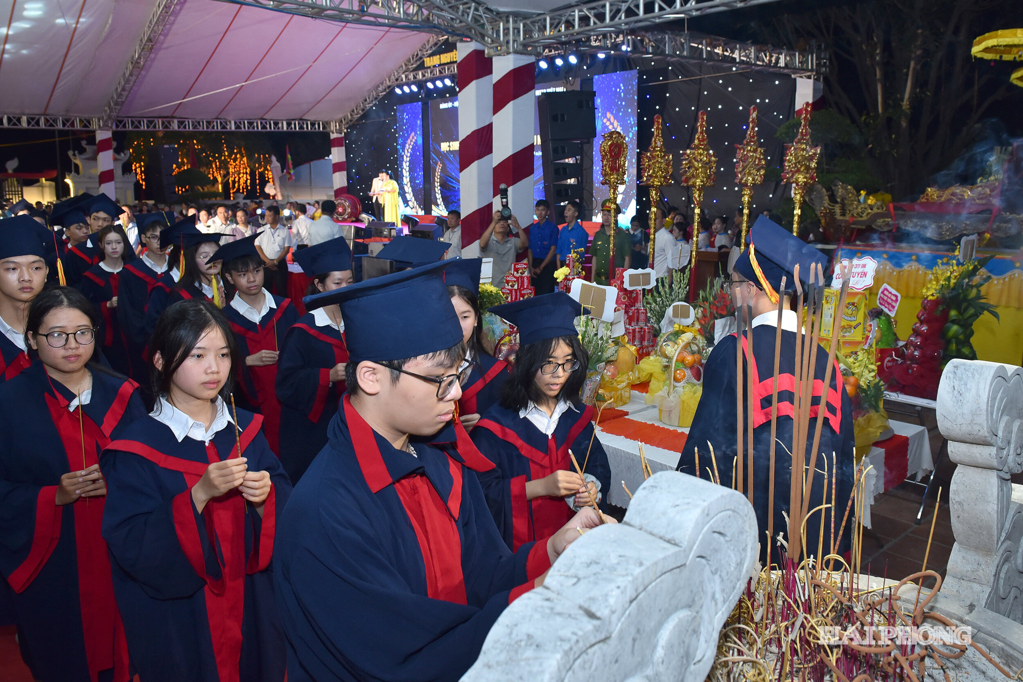 Cac em học sinh dâng hương tại Di tích quốc gia đền thờ Trạng nguyên Trần Tất Văn.