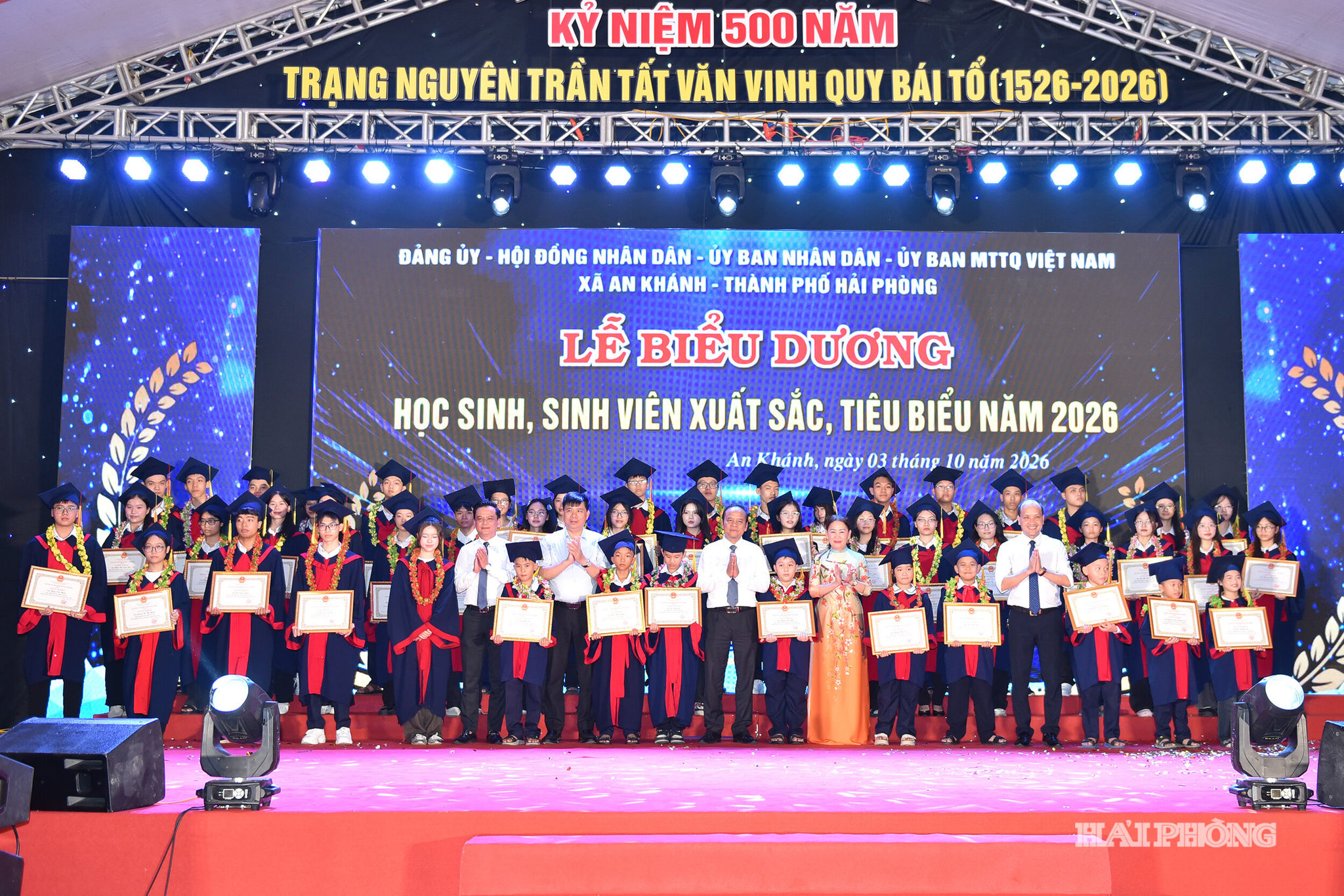 Lãnh đạo xã An Khánh trao giấy khen tặng các học sinh có thành tích xuất sắc trong năm học 2025-2026.