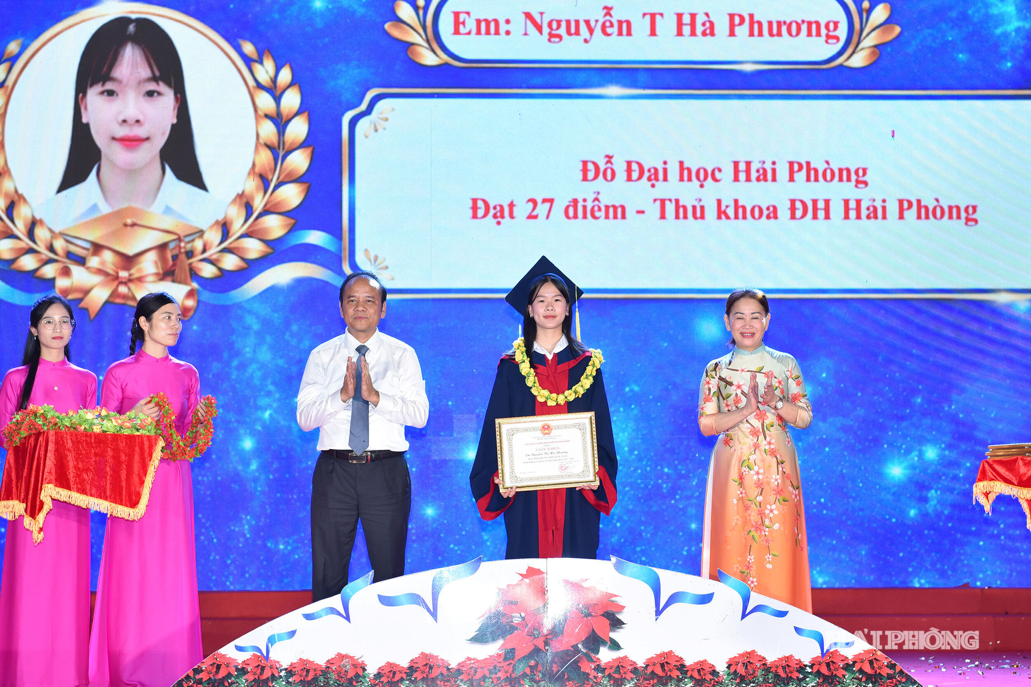 Lãnh đạo xã An Khánh trao giấy khen tặng các học sinh có thành tích xuất sắc trong năm học 2025-2026.