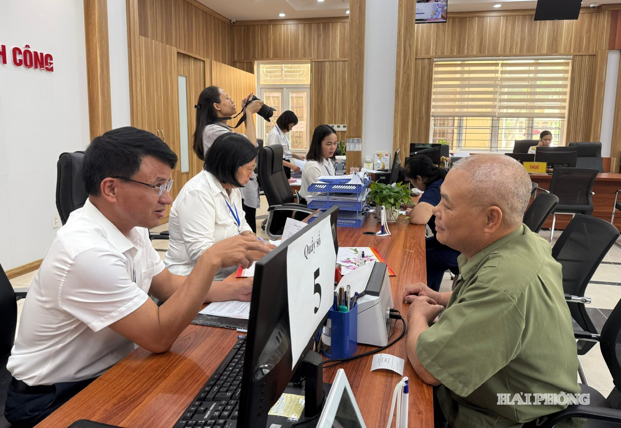 Việc cắt giảm thời gian giải quyết thủ tục hành chính giúp người dân, doanh nghiệp giảm thời gian chờ đợi, chi phí thực hiện.