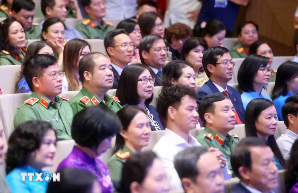 ttxvn_chu-tich-quoc-hoi-du-chuong-trinh-nghe-thuat-ket-noi-yeu-thuong-9750.jpg