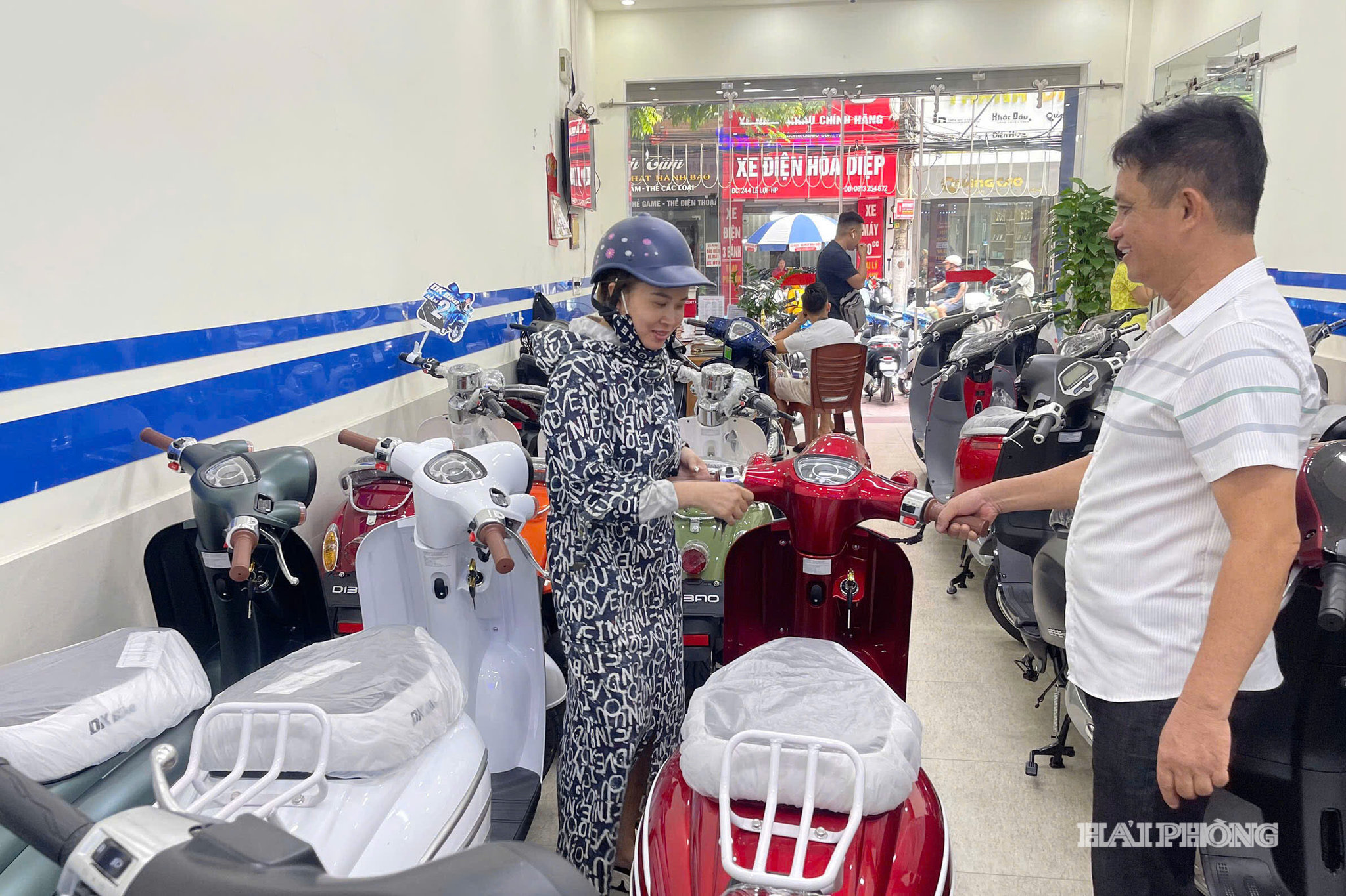 Cửa hàng kinh doanh xe máy điện trên phố Lê Lợi, phường Gia Viên duy trì hoạt động ổn định. Ảnh: TRUNG KIÊN