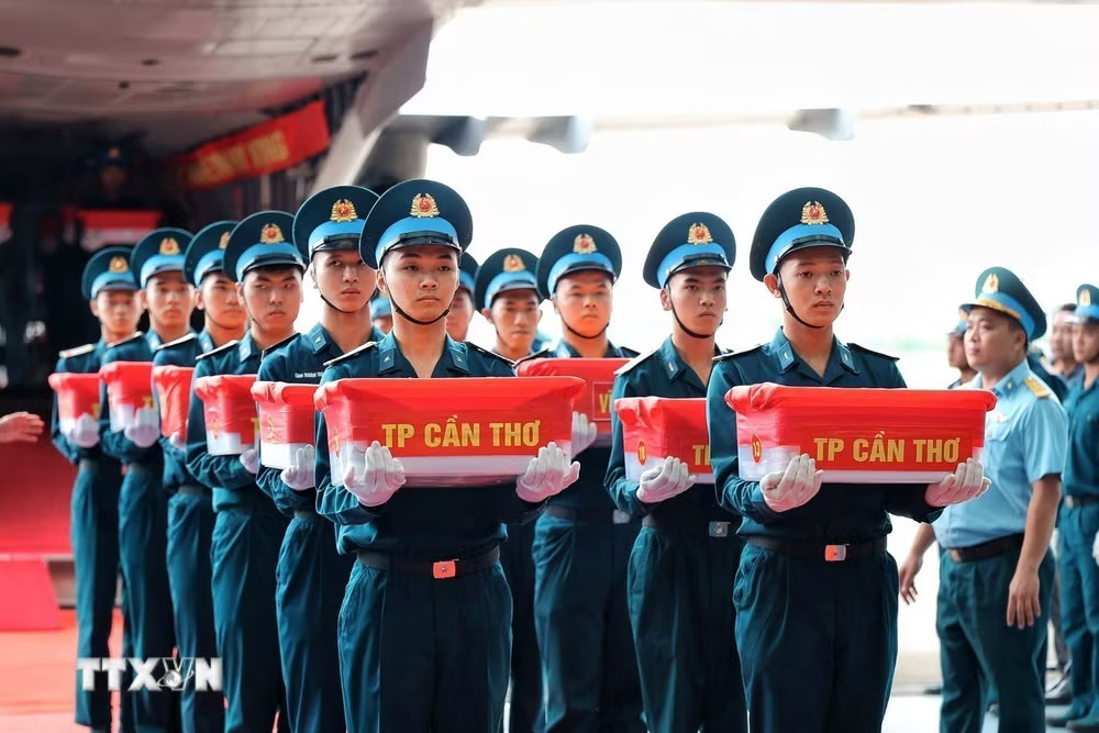 ttxvn_hon-15000-mau-hai-cot-liet-si-tu-quan-khu-9-duoc-dua-ra-ha-noi-giam-dinh-adn2.jpg