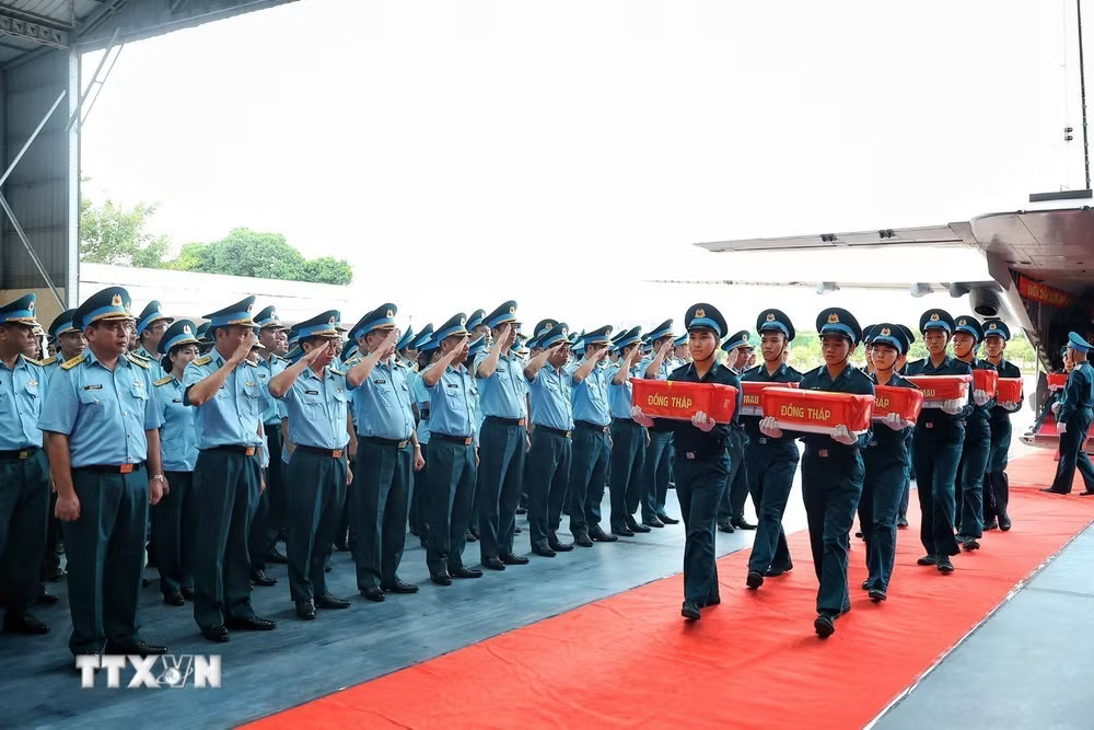 ttxvn_hon-15000-mau-hai-cot-liet-si-tu-quan-khu-9-duoc-dua-ra-ha-noi-giam-dinh-adn3.jpg