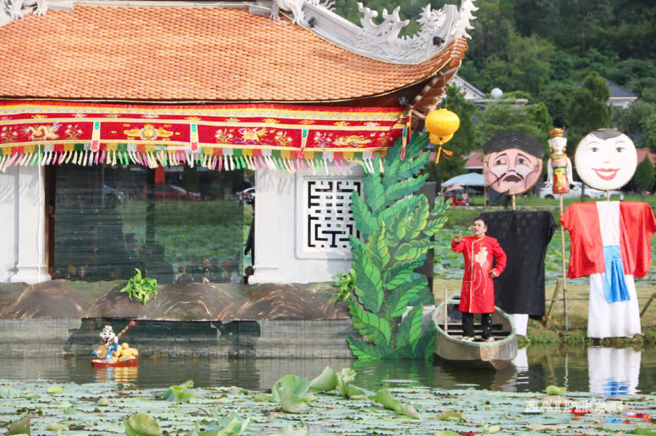 Múa rối nước kết hợp với các loại hình nghệ thuật truyền thống, tạo nên không gian biểu diễn giàu màu sắc tại sân khấu thủy đình.