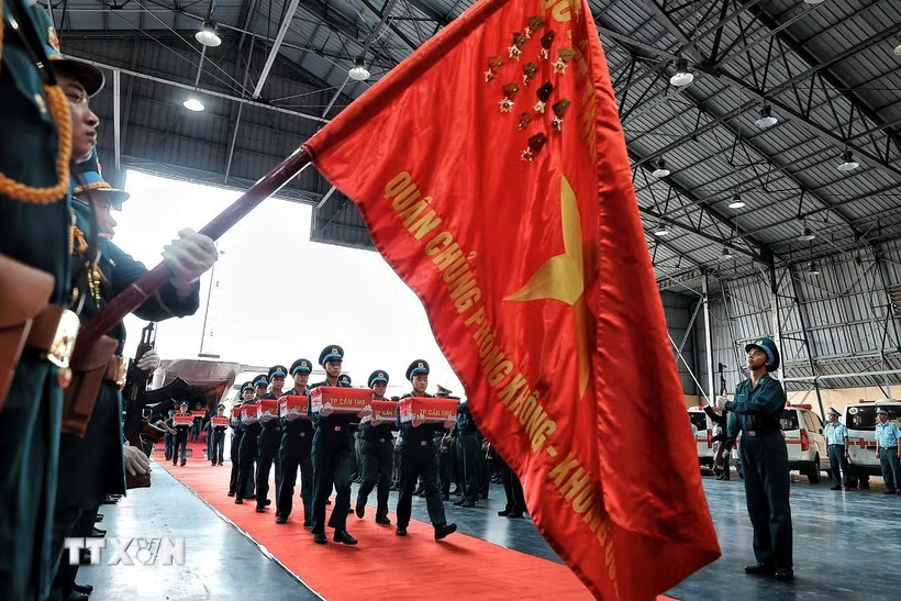 Quân kỳ Quyết thắng hiện diện trong lễ tiếp nhận, bàn giao các mẫu sinh phẩm hài cốt liệt sỹ được vận chuyển từ địa bàn Quân khu 9 ra Hà Nội. (Ảnh: Phạm Tuấn Anh/TTXVN)
