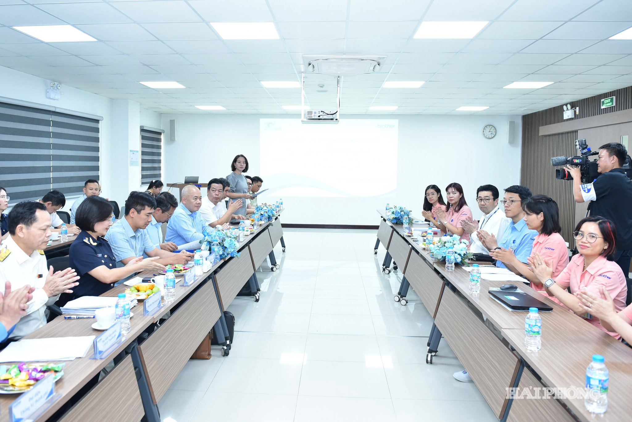 Quang cảnh cuộc làm việc.